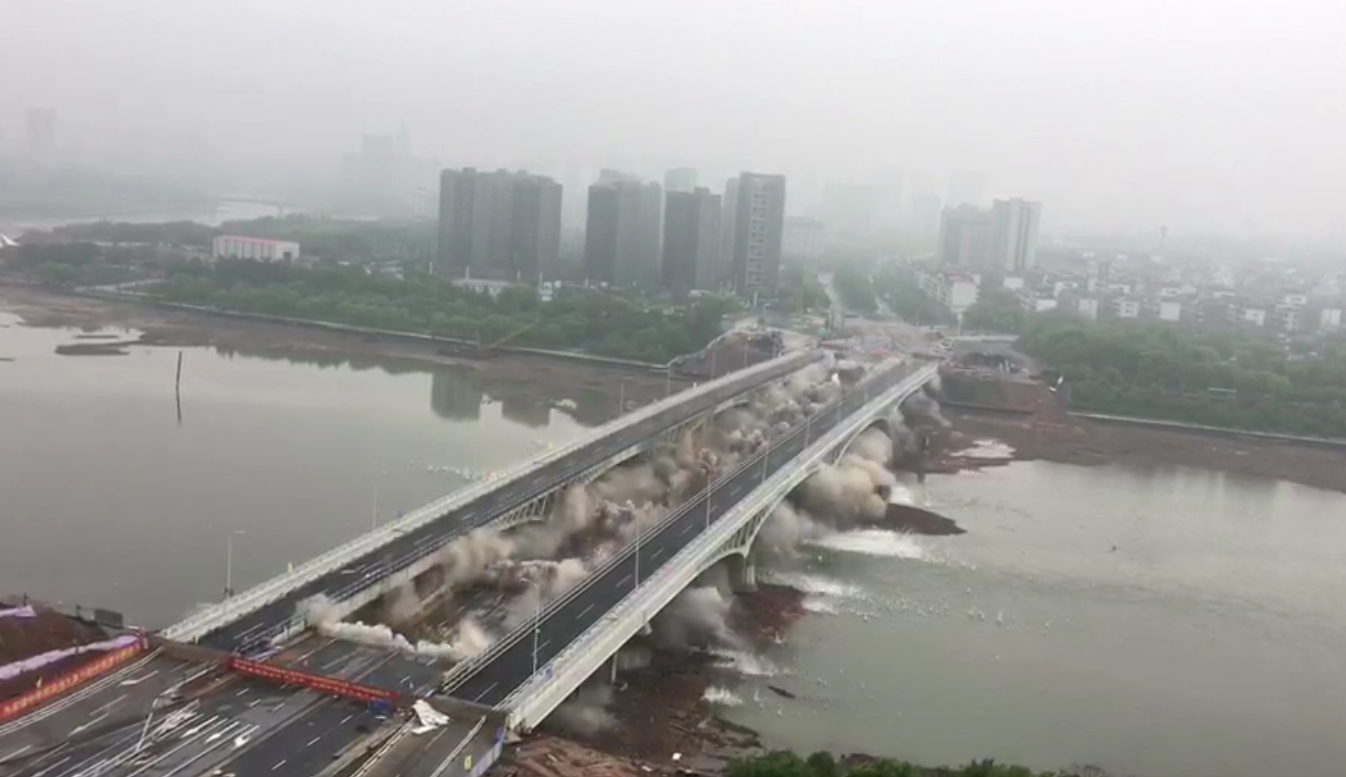 衢州西安门大桥老桥爆破拆除.png